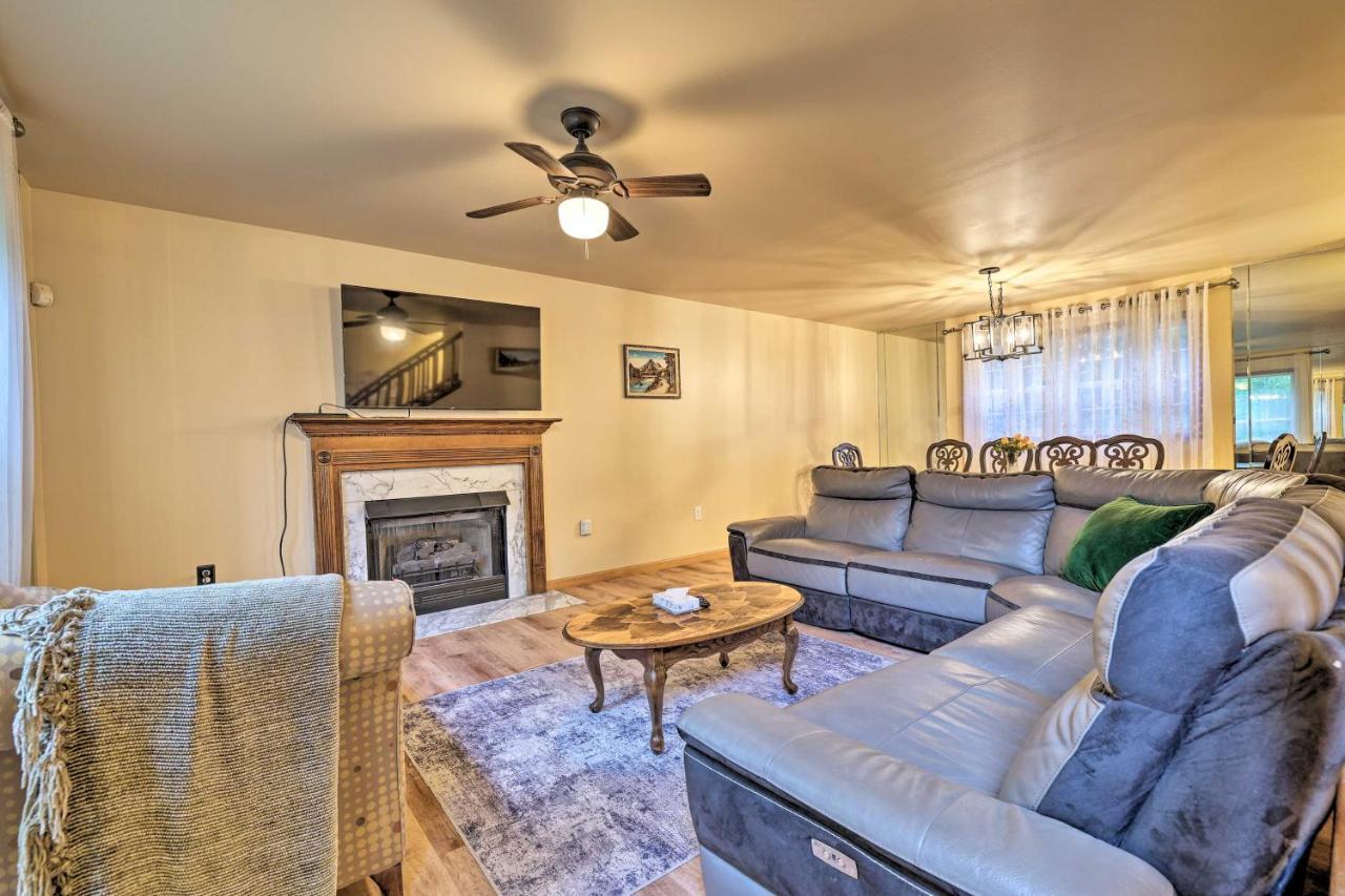 Spacious Tobyhanna Home With Lake Access And Fire Pit! Экстерьер фото